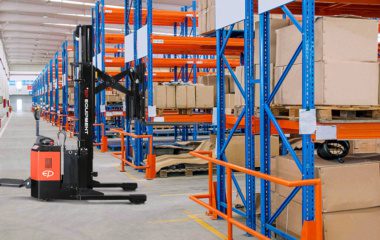 Reachtrucks voor efficiëntie in hoogte