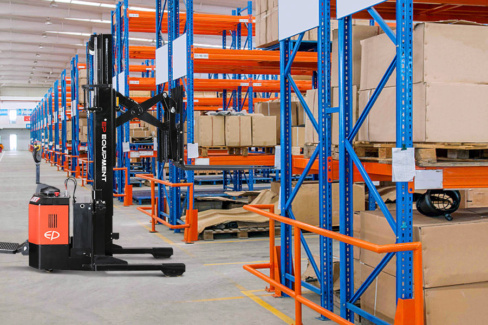 Reachtrucks: efficiëntie in hoogte en smalle gangen