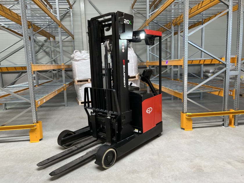 Reach truck