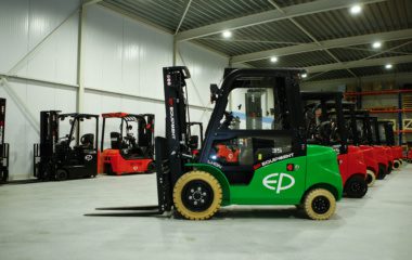 Rij heftrucks in de showroom van Be Green Techniek