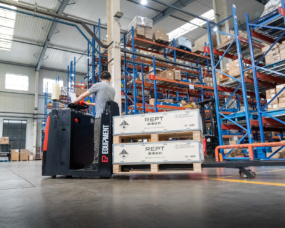 EP TPL251 horizontale orderpicktruck in actie